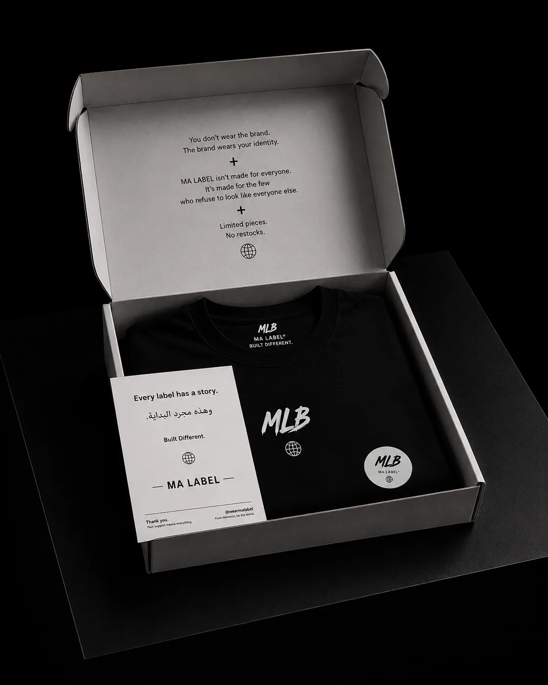 Packaging MLB ouvert : t-shirt plié, carte de remerciement et sticker